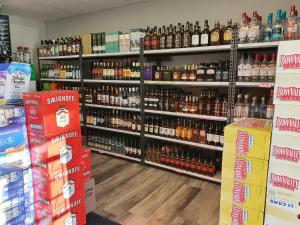 Supermarket nebo jiné obchody v  hotelu nebo okolí
