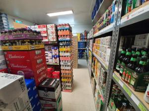 Supermarket nebo jiné obchody v  hotelu nebo okolí