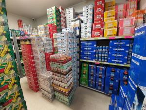 Supermarket nebo jiné obchody v  hotelu nebo okolí