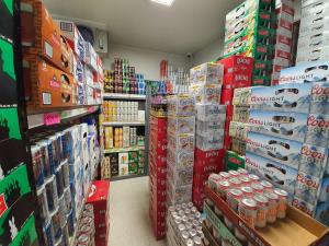 Supermarket nebo jiné obchody v  hotelu nebo okolí