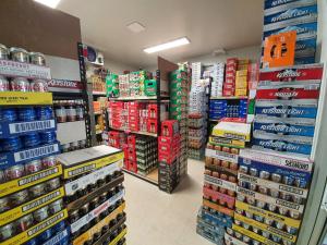 Supermarket nebo jiné obchody v  hotelu nebo okolí