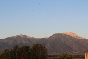 A general mountain view or a mountain view taken from az apartmanhoteleket
