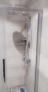 W łazience znajduje się prysznic ze szklanymi drzwiami. w obiekcie ArwaHotel Apartments اروى للشقق الفندقية w Akabie