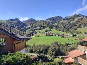 uma vista para as montanhas a partir de uma casa em Confortable chalet avec magnifique vue en Gruyère. em Charmey