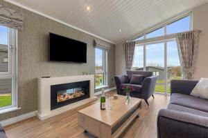 TV a/nebo společenská místnost v ubytování Sandpiper - Luxury Lodge, Close to Beach, Pet Friendly