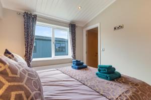 Postel nebo postele na pokoji v ubytování Sandpiper - Luxury Lodge, Close to Beach, Pet Friendly