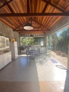 Kuchyň nebo kuchyňský kout v ubytování Casa de campo com muito verde e paz/2 quartos/Wi-Fi/churrasqueira/ deck/ trilha/ minha cachoeira + 41 fotografií