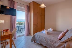 A bed or beds in a room at Sea Daffodil apartments