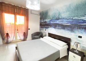 1 dormitorio con 1 cama y una pintura en la pared en Skyline, en Civitavecchia