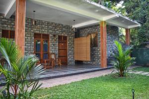 Casa de ladrillo con porche y patio en Forest Edge Safari Villa, en Udawalawe