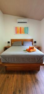 a bed in a bedroom with two night stands and two lamps at Alloro Jungle Villas in Puerto Viejo