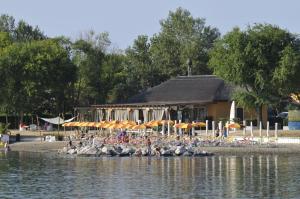a group of birds sitting on the shore of a body of water at Fiordo Specchio Nautico in Isola Albarella