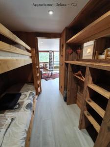 Cette chambre comprend 2 lits superposés et une table. dans l'établissement Grands studios vue sur lac, à Tignes