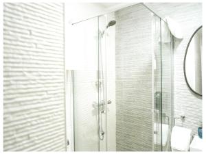 a shower with a glass door in a bathroom at Estudio Príncipe David - VUT in Toledo +37 photos