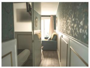 a small room with a couch and a window at Estudio Príncipe David - VUT in Toledo