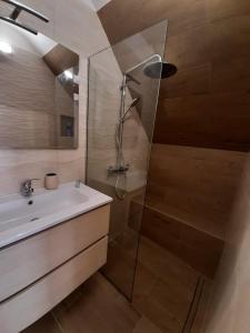 a bathroom with a shower and a sink at Casa Vacanze: Eureka in Ostuni