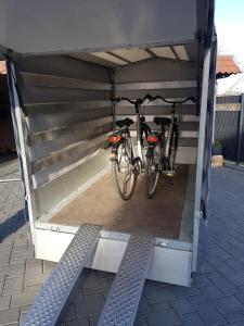 due biciclette parcheggiate in garage di Bergblüte a Bad Harzburg