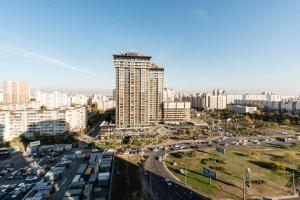 een stad met een hoog gebouw en veel verkeer bij Роскошная 3к квартира 135м2 на набережной. Минская in Kiev