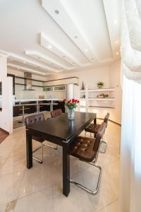 Η κουζίνα ή μικρή κουζίνα στο Роскошная 3к квартира 135м2 на набережной. Минская