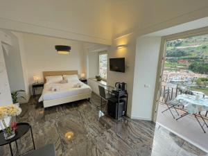 1 dormitorio con 1 cama y balcón en Suite Altamarea "Sea View Studios" en Castellammare del Golfo
