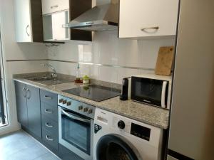 A kitchen or kitchenette at Apartamento acogedor en playa de Moncofa Még 7 kép