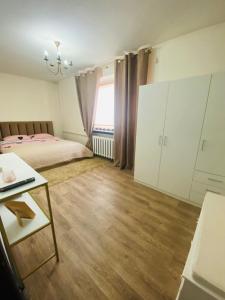 um quarto com uma cama, uma secretária e uma mesa em City Center Sobornaya em Nikolayev