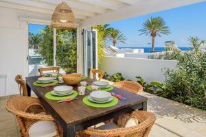 une table en bois avec des chaises et une table dans l'établissement Lanzahost Villa Ona, à Costa Teguise