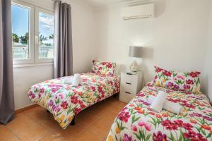 une chambre avec deux lits et une fenêtre dans l'établissement Lanzahost Villa Ona, à Costa Teguise 20 autres photos