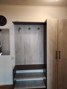 Cette chambre dispose d'une armoire en bois et d'escaliers. dans l'établissement Comfortable apartments in centre with 3 bedrooms, à Rivne