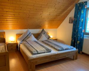 ein Schlafzimmer mit einem Bett mit zwei Kissen darauf in der Unterkunft Gästehaus Hundelbach in Lenzkirch