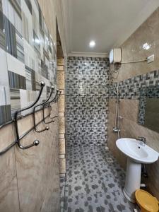 A bathroom at PHYLLEN HOTEL