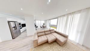 ein Wohnzimmer mit einem Sofa und einem großen Fenster in der Unterkunft Villa Cassolino in Ribeira Brava