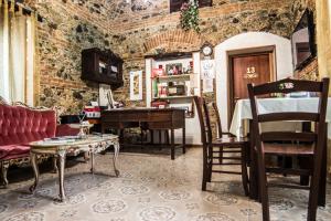 a living room with a table and a piano at Bed & Breakfast Garrupa in Marcellinara