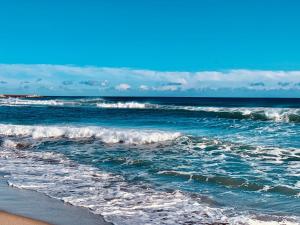 ムラヴェーラにあるAtlantideの海の景色を望むビーチから見渡せる客室です。