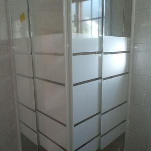 - un placard blanc avec des portes en verre dans l'établissement Kampi Double Storey House in the Village, à Nicosie