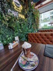 a cupcake on a plate on top of a table at Flat de luxo São Paulo - Guarulhos in Guarulhos