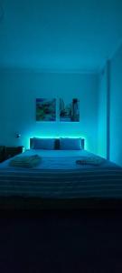 um quarto com uma cama grande e iluminação azul em NANE em Kruševo