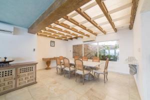 comedor con mesa y sillas en Maravillosa casa con 7 habitaciones, acceso directo a playa pichilingue, bahía de puerto marqués, zona diamante Acapulco, en Acapulco