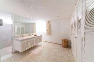アカプルコにあるMaravillosa casa con 7 habitaciones, acceso directo a playa pichilingue, bahía de puerto marqués, zona diamante Acapulcoの洗面台と鏡のあるバスルーム +23枚の写真