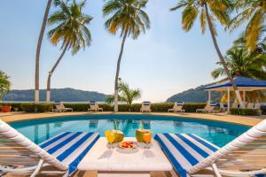 a pool with chairs and a table with fruit on it at Maravillosa casa con 7 habitaciones, acceso directo a playa pichilingue, bahía de puerto marqués, zona diamante Acapulco in Acapulco
