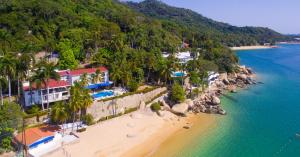 una vista aérea de un complejo en la playa en Maravillosa casa con 7 habitaciones, acceso directo a playa pichilingue, bahía de puerto marqués, zona diamante Acapulco, en Acapulco