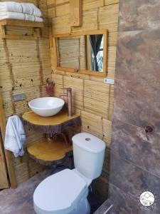 La salle de bains est pourvue de toilettes blanches et d'un lavabo. dans l'établissement Exclusivo Cocora con Jacuzzi Salento Quindio, à Salento