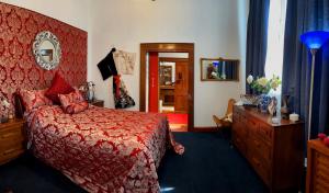 um quarto com uma cama, uma cómoda e um espelho em The Old Eltham Post Office em Eltham