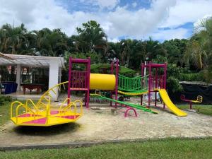 ビリャビセンシオにあるcabaña La Alejandraの公園内の滑り台のある遊び場