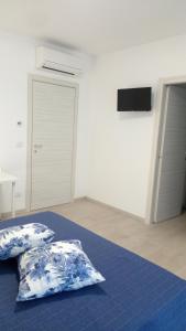 1 dormitorio con 1 cama con 2 almohadas en B&B IL NIDO, en Cattolica