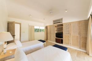 アカプルコにあるHermosa Villa Lontananza en Las Brisas, Acapulcoのベッドルーム(ベッド2台、テレビ付)