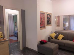 ペスカーラにあるHoliday Home Pescaraのリビングルーム(ソファ、椅子付)