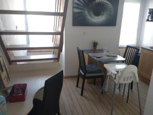 Posezení v ubytování Quartier calme sur le port de plaisance et le GR34