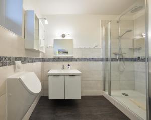 ein Badezimmer mit Toilette, Waschbecken und Dusche in der Unterkunft Fährstrasse 2 in Cuxhaven