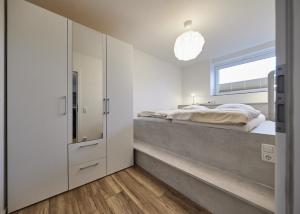 ein Schlafzimmer mit einem Bett und einem Fenster in der Unterkunft Fährstrasse 2 in Cuxhaven